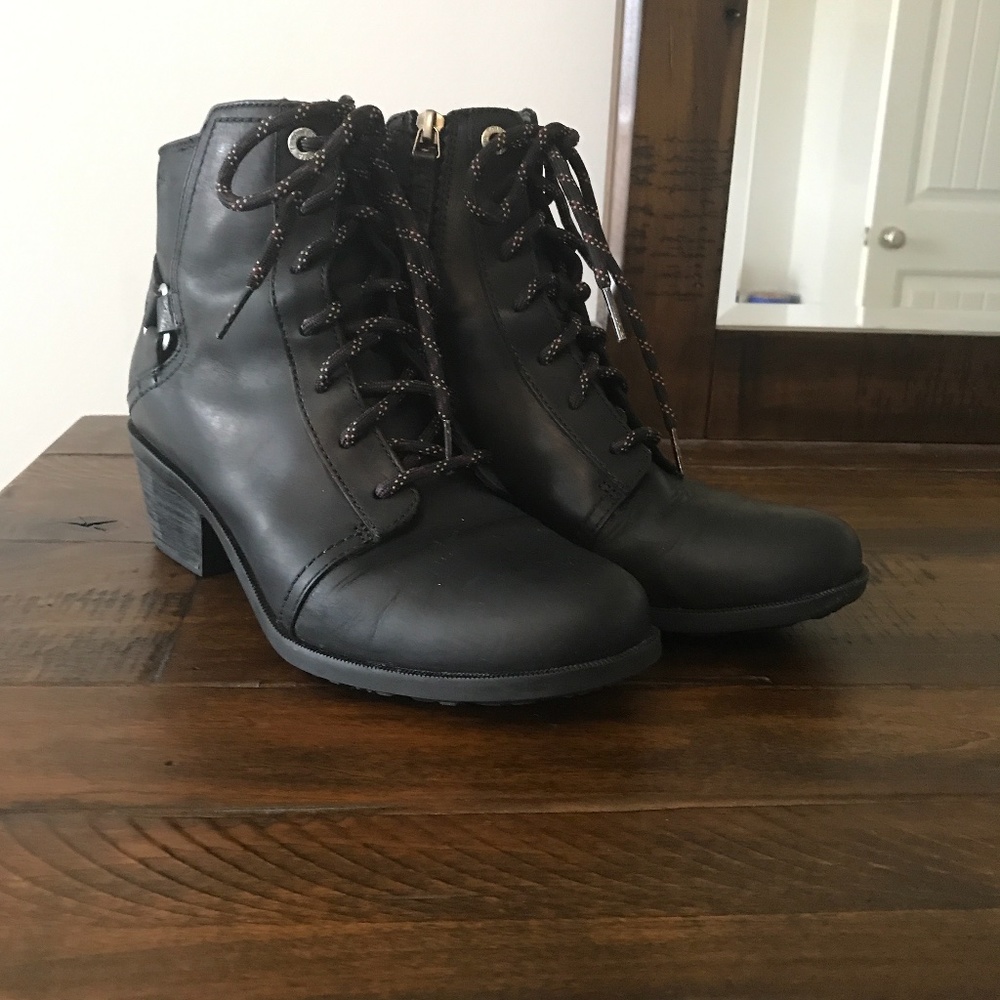 Teva Anaya lace up boot size 9.5